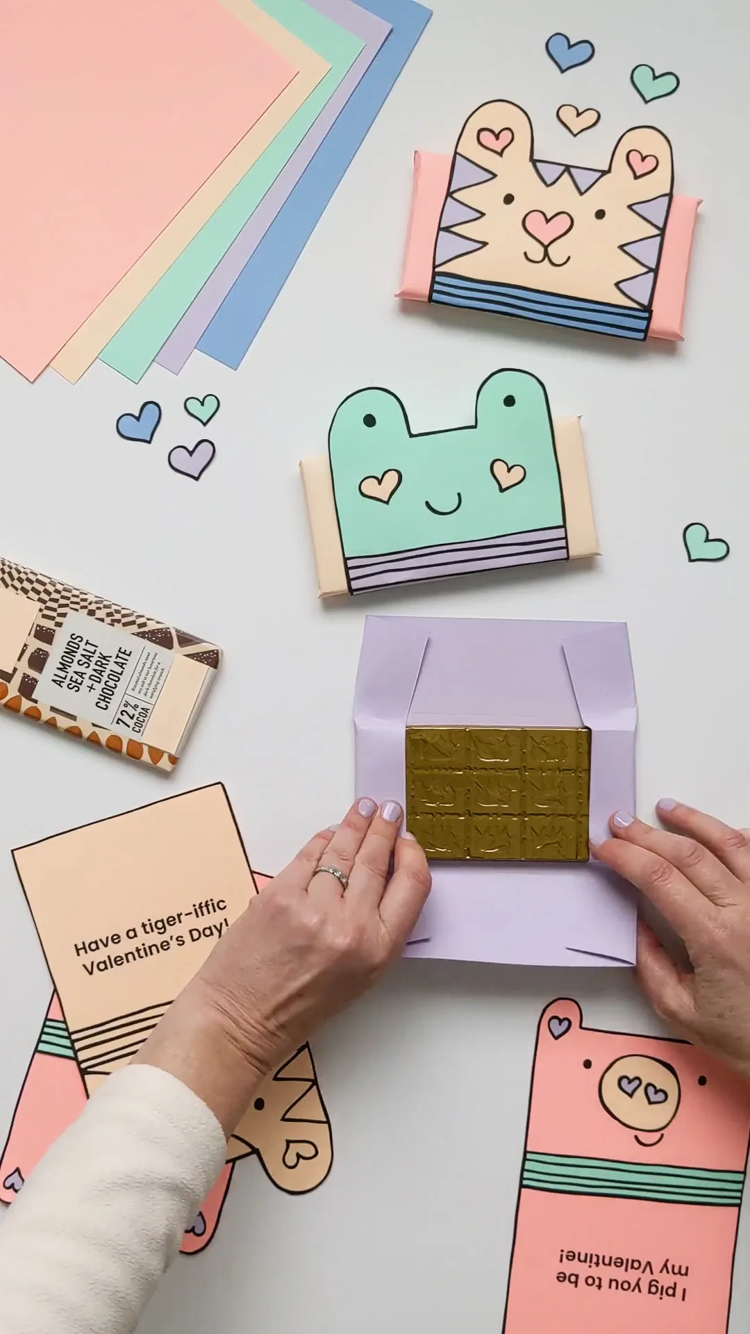 How to wrap chocolate bars with paper templates for Valentine's Day