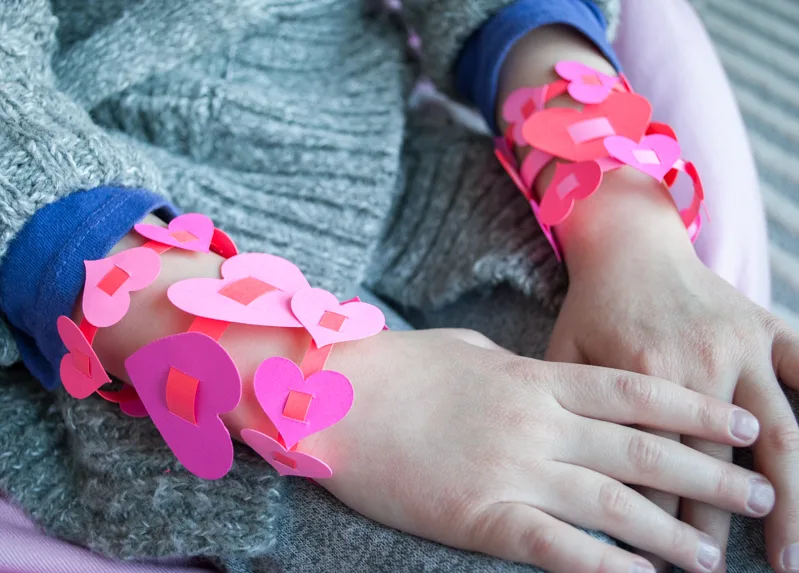Inna's Creations: Make a bracelet from folded paper strips