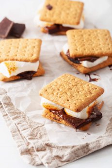 Indoor S'mores: How to Make S'mores Inside the House - Merriment Design