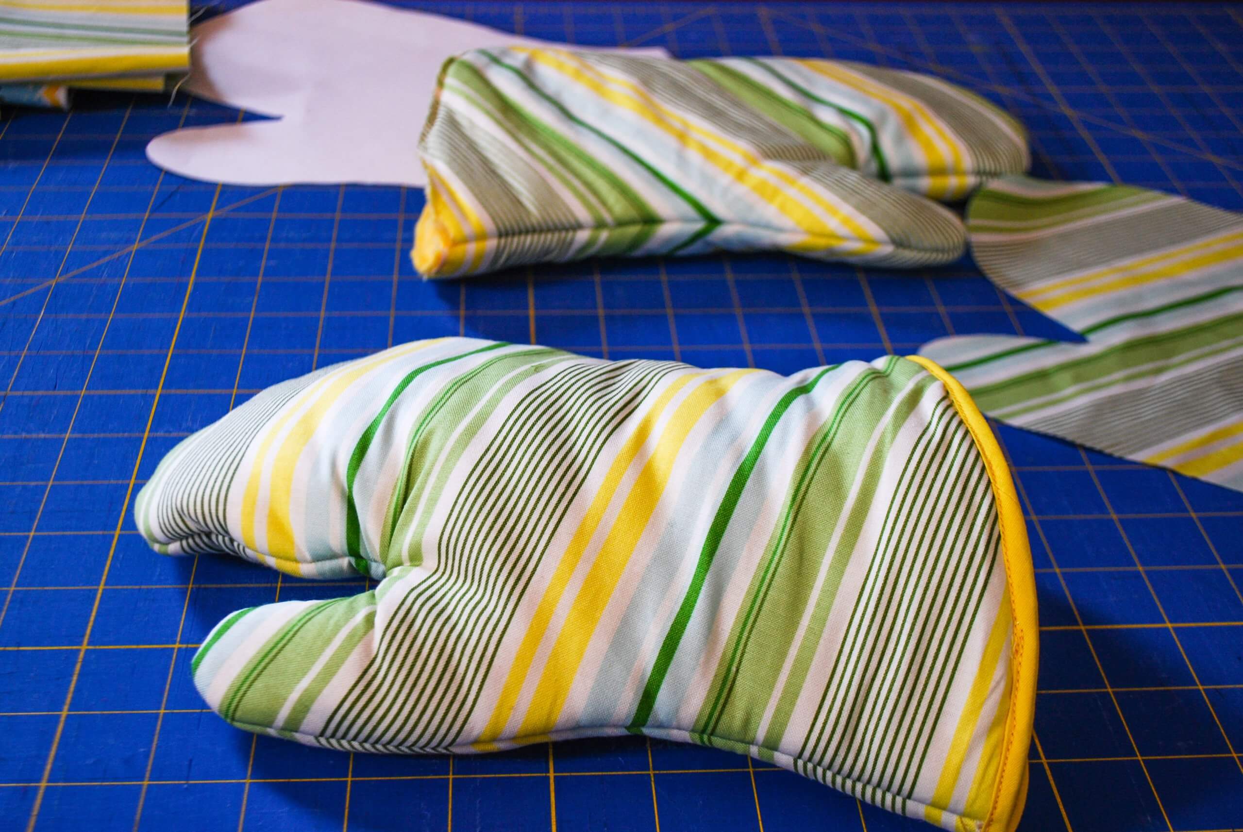 How to Recover Oven Mitts - Simple Sewing Project